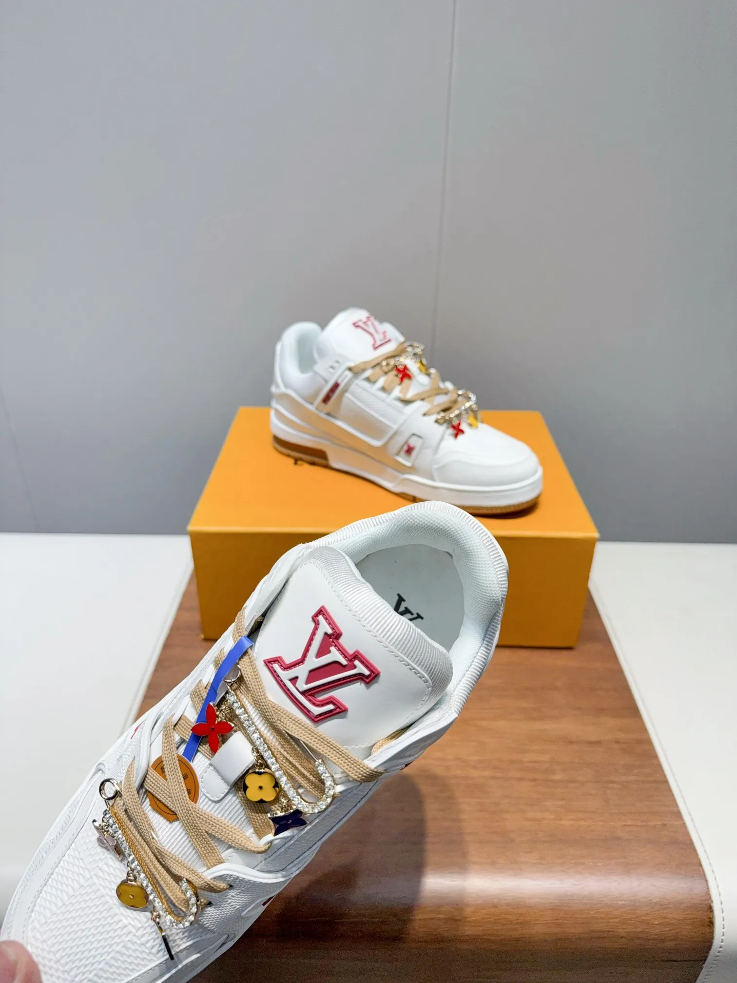 👟👟Ex-factory price 780👟👟Louis Vuitto- Louis Vuitton Couple's Casual Sports Shoes Skateboard Shoes Original purchase, development and production This LV Traine- sports shoe is made of cow leather to create a complex upper, which requires several hours of ingenious sewing to complete. The classic configuration is from the hands of Virgil Ablo-, showing the inspiration of retro basketball shoes. Exquisite packaging at the delivery counter. Fabric: Original customized first-layer cowhide. Inner foot pad: Breathable mesh. Heel height: 3cm. Outsole: Original molded two-color TPU combination outsole. Size: 35-45 (40 for women and 45 for men. Custom-made, non-refundable) (Note: Bulk items do not come with buckles. Please inform us if you need buckles when ordering) Buckle +20